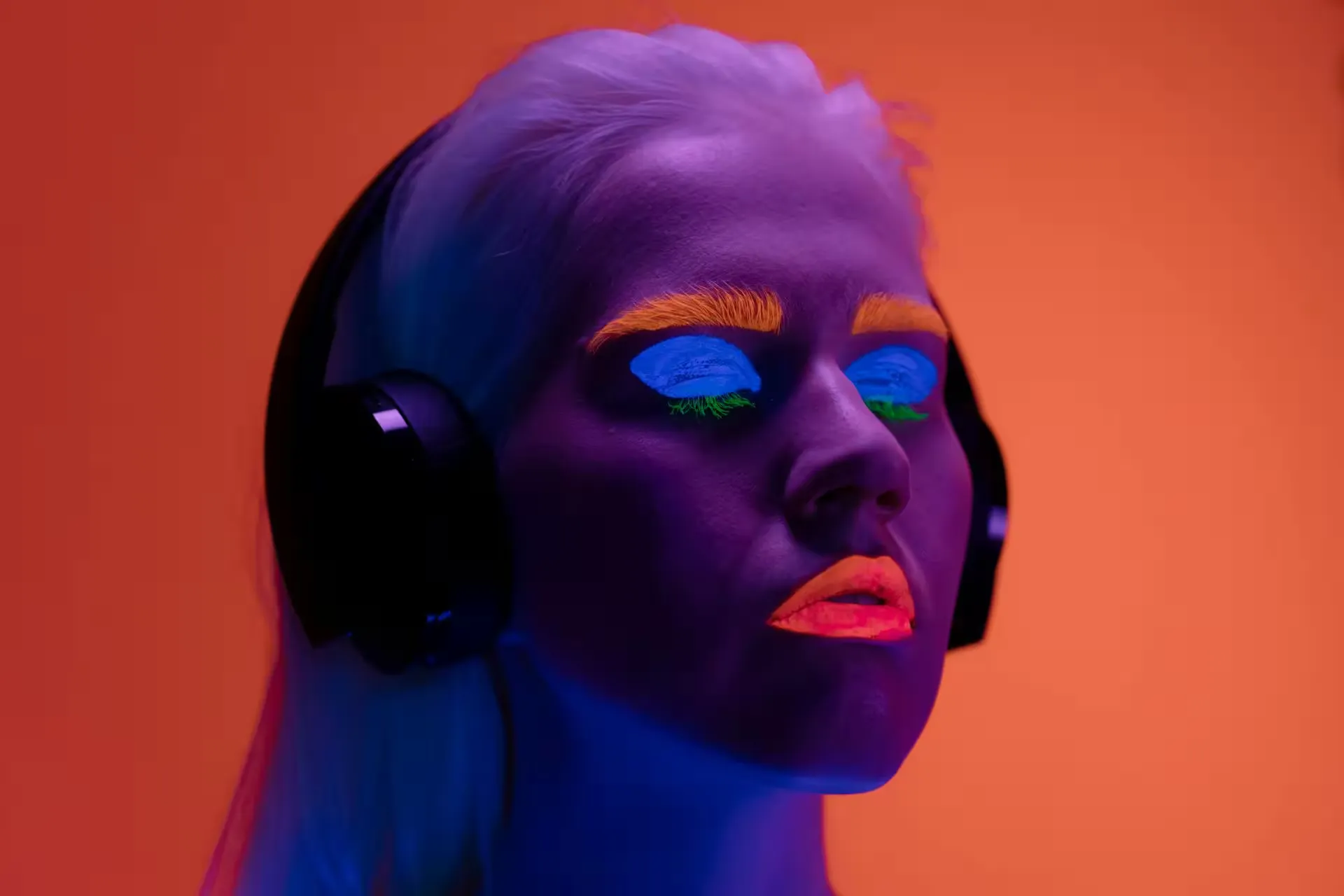 Ilustración artística de una persona experimentando sinestesia con ondas sonoras transformándose en aromas coloridos